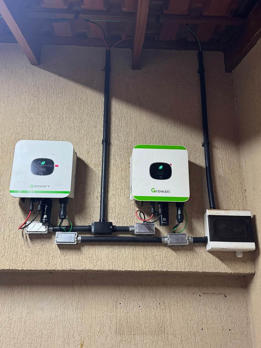 Dois inversores Growatt instalados com acabamento em conduíte aparente