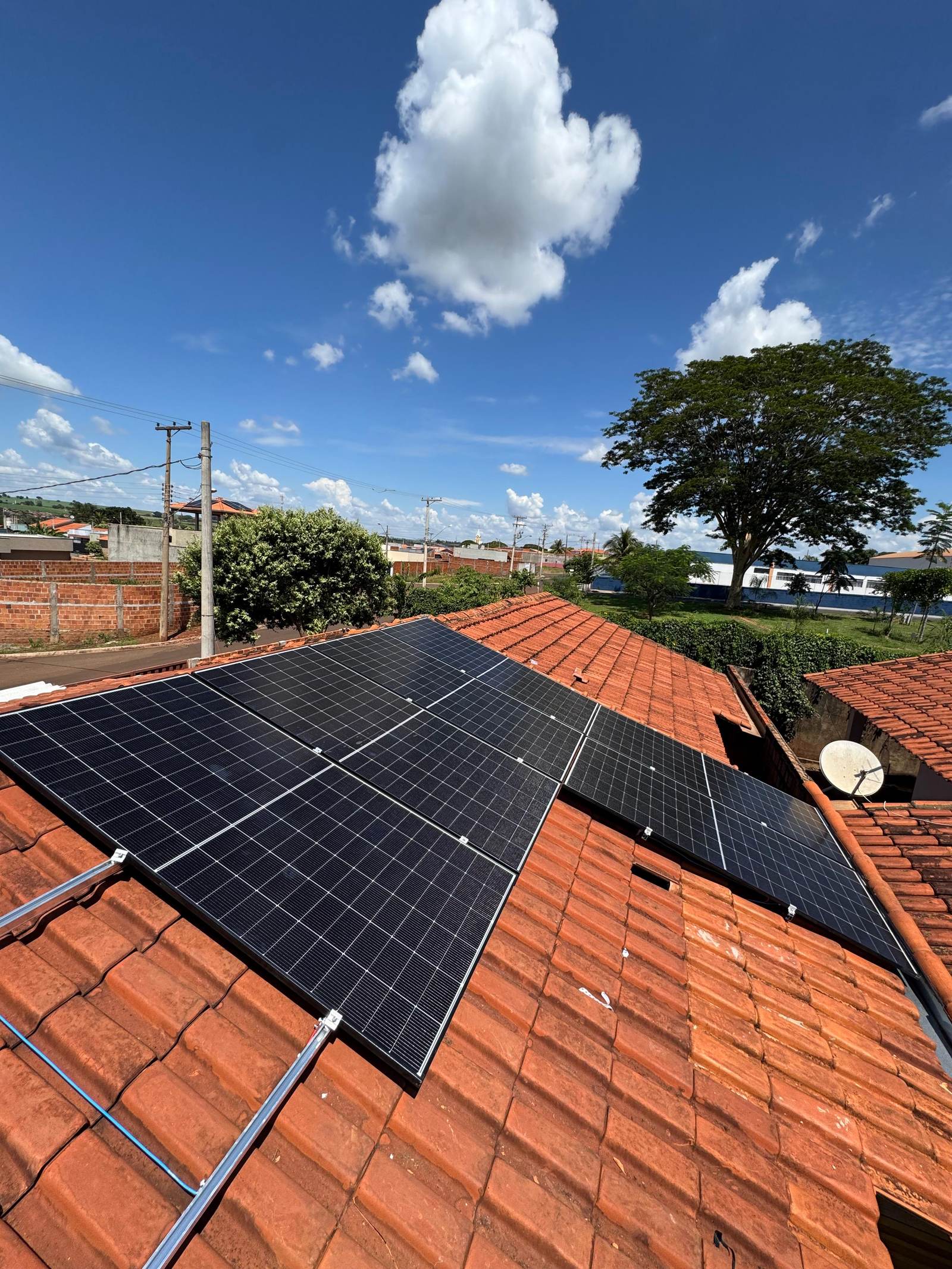 Painéis solares instalados em telhado residencial pela VLL Solar